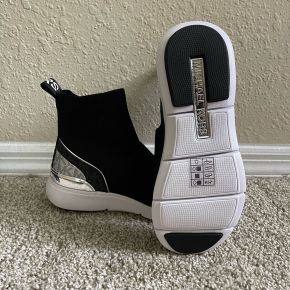 Michael Kors Sock Sneakers size 5 black & white - Picture 4 of 6
